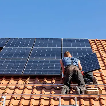 Un installateur de panneaux photovoltaïques