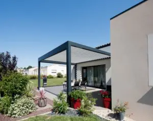 Installation d'une pergola bioclimatique par Moyse 3D