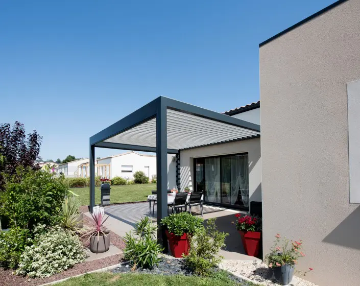 Installation d'une pergola bioclimatique par Moyse 3D